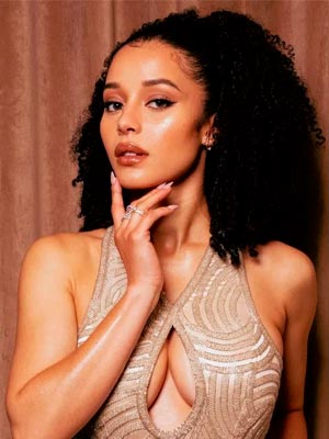 Чейз Инфинити в роли Агнес Маккензи